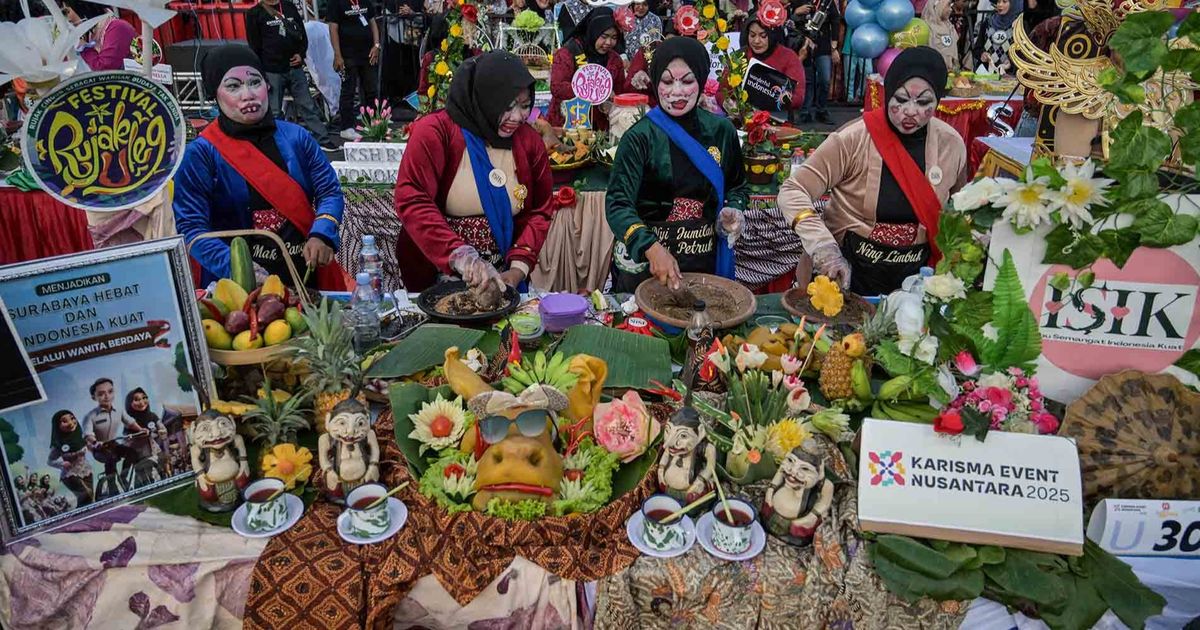 FOTO: Keseruan Warga Kota Surabaya Dengan Aneka Kostum Unik Mengikuti Festival Rujag Uleg