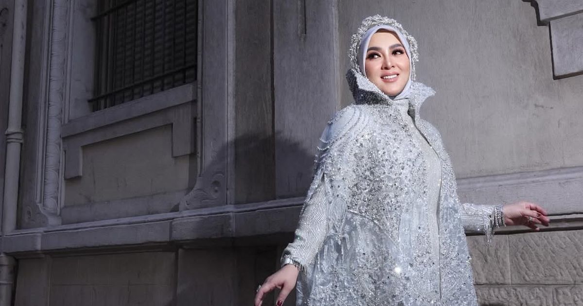 7 Potret Model Gaun Putih Syahrini di Festival Film Cannes 2025, Ada Detail Motif Burung Unik