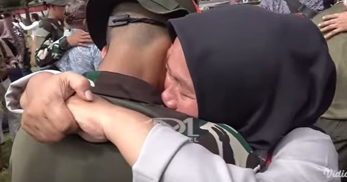 VIDEO: Seperti Lulus Akmil, Anak Dipulangkan dari Barak TNI Nangis Sampai Cium Kaki Orangtua