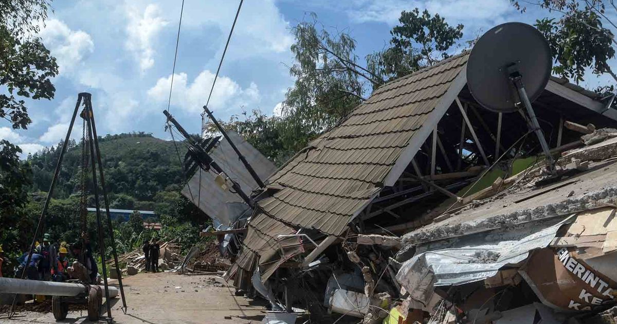 FOTO: Longsor Timbun Kantor Desa dan Rumah Warga di Nagreg Bandung
