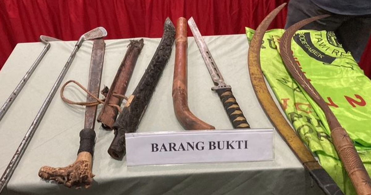 Polisi Bongkar Posko Ormas di Jaksel, Temukan Sajam, Proposal Hingga Buku Rekapan Uang