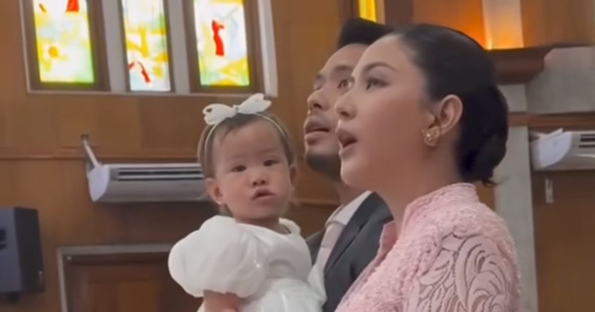 Potret Cantik Jessica Mila Tampil Anggun Dampingi Baby Kyarra Dibaptis dalam Nuansa Batak yang Khidmat