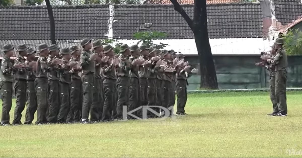 VIDEO: Penuh Semangat Siswa 'Lulus' dari Barak Militer Angkat Anggota TNI, Demul Teriak Bangga