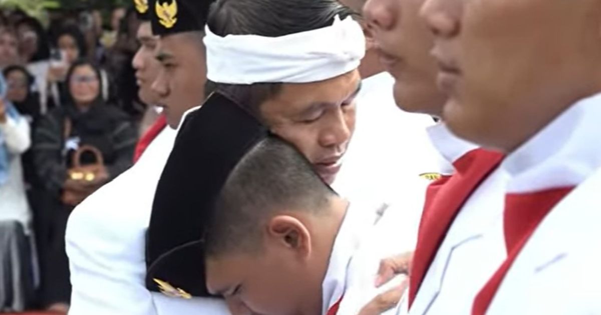 VIDEO: Tangis Pecah Siswa 'Lulusan' Barak TNI saat Bersalaman dengan Kang Demul