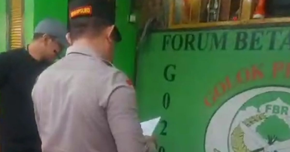 VIDEO: Polisi 'Obok-Obok' Markas Preman Berkedok Ormas di Jaksel, Temukan Banyak Senjata Tajam