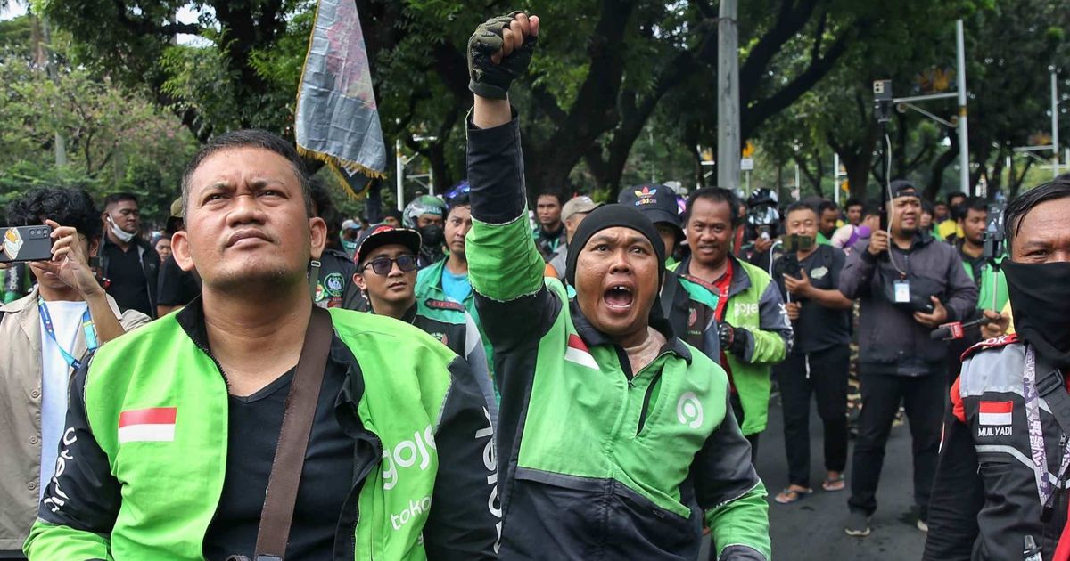 FOTO: Ribuan Ojol Gelar Demo Besar-besaran, Ini Sederet Tuntutannya
