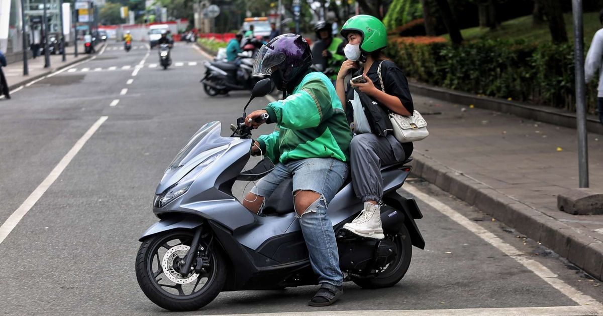 FOTO: Potret Driver Ojol Tetap Beroperasi di Tengah Demo Besar dan Mogok Massal