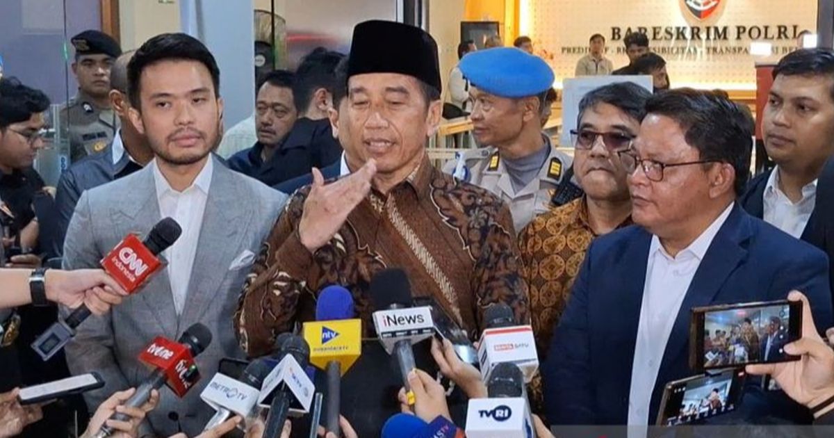 Momen Jokowi Tunjukan Ijazah Usai Diperiksa Polisi, Logo dan Namanya Sudah Memudar