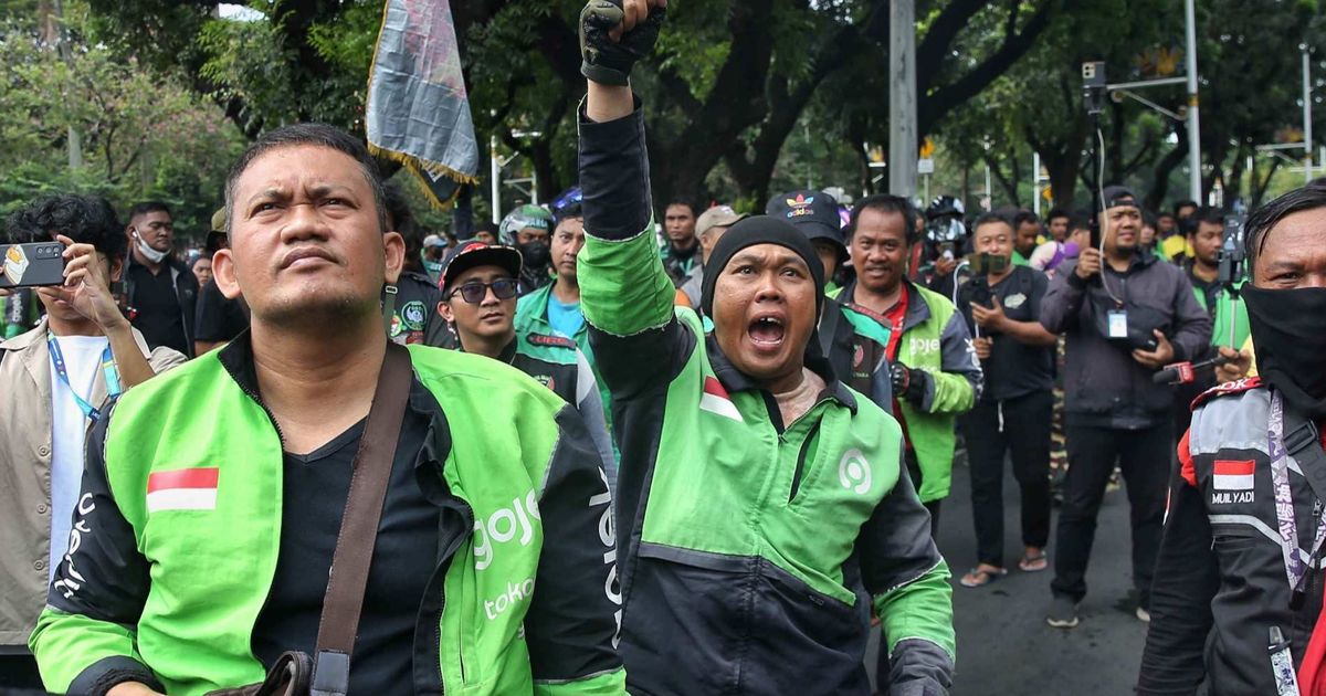 VIDEO: Demo Besar-besaran Driver Ojol Memanas Bakar Ban di Sekitar Istana