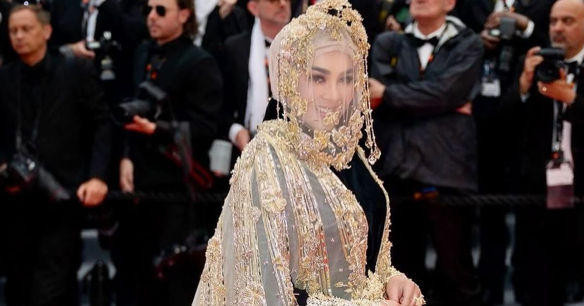 6 Detail Outer dan Veil Emas yang Dikenakan Syahrini di Hari ke-2 Festival Film Cannes, Memesona