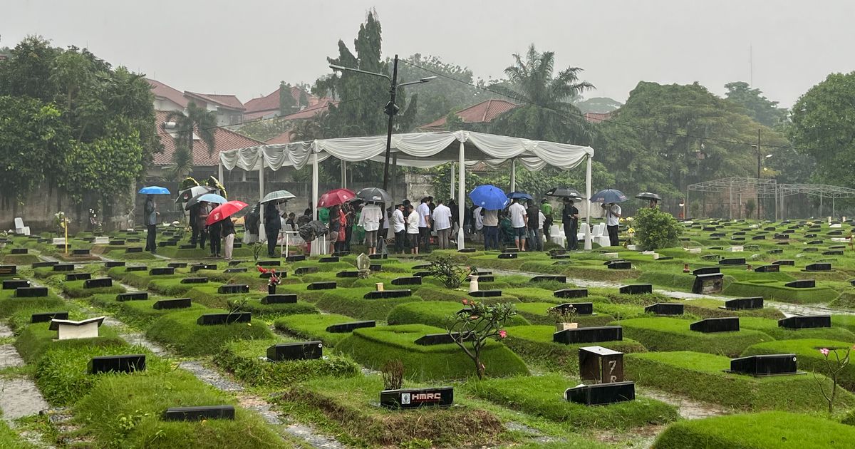 Suasana Pemakaman Suami Najwa Shihab di TPU Jeruk Purut, Diiringi Hujan Deras