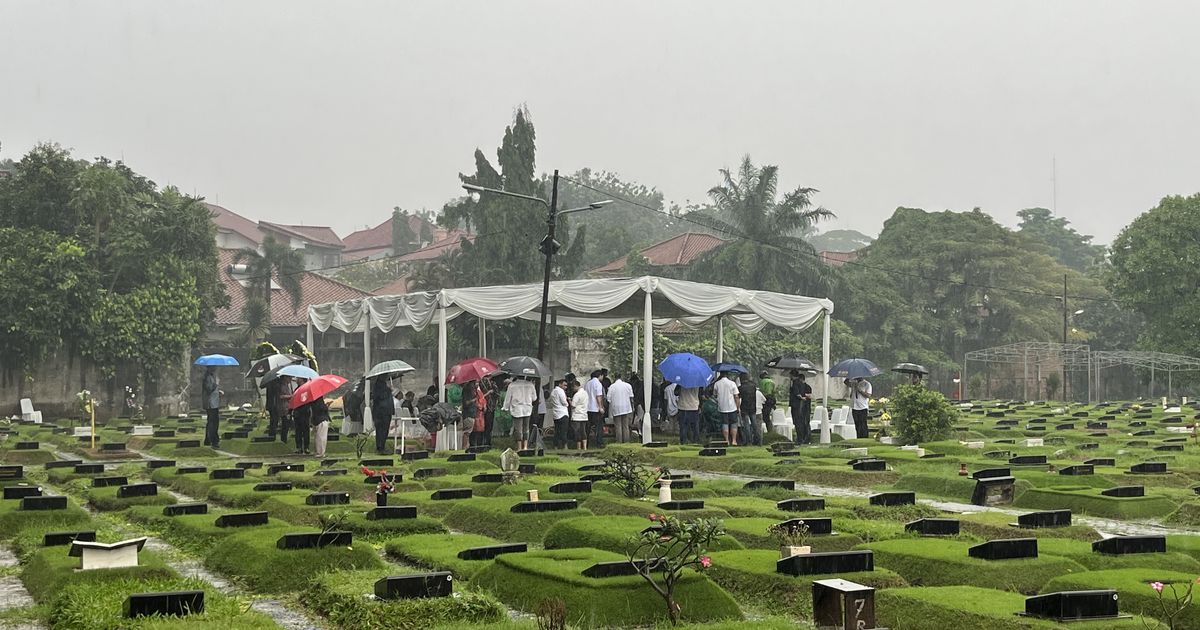 Hujan Deras Iringi Pemakaman Suami Najwa Shihab di TPU Jeruk Purut