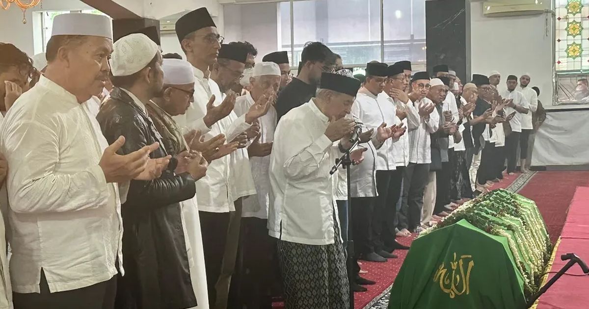 Potret Khusyuk Quraish Shihab Imami Salat Jenazah Suami Najwa Shihab Ibrahim Assegaf