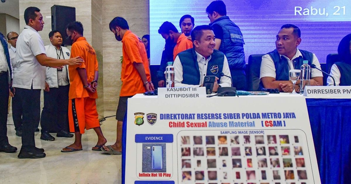 Tertunduk Lesu Usai Ditangkap, Begini Tampang Enam Tersangka Kasus Grup Facebook 'Fantasi Sedarah' dan 'Suka Duka'