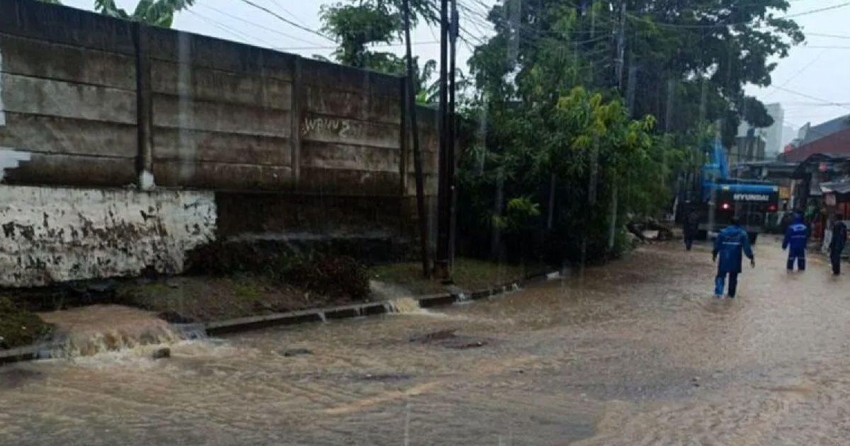 Detik-Detik Tembok Gudang SDA Jaksel Jebol saat Hujan Deras, Satu Motor Terseret Arus