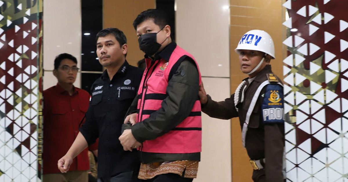 FOTO: Ekspresi Bos Sritex Iwan Lukminto Ditahan Kejagung, Bikin Negara Rugi Rp692 Miliar
