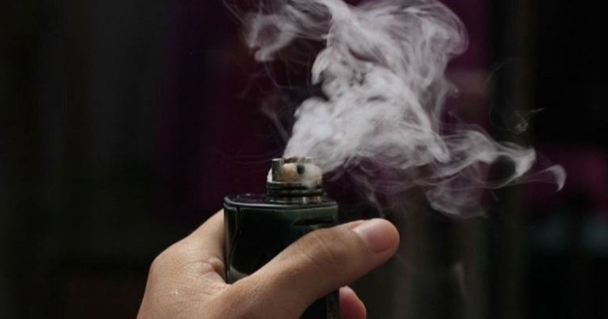 Detik-Detik Seorang Perempuan Kejang-Kejang Setelah Mengisap 'Vape Zombi'