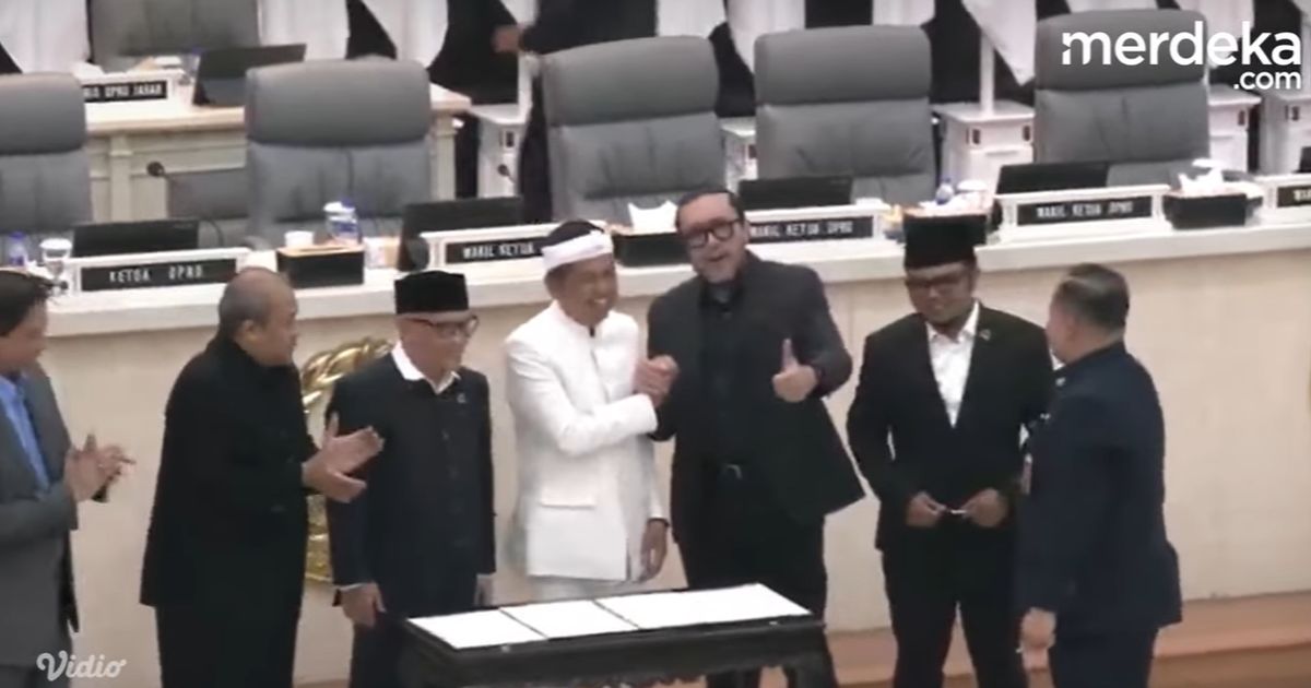 VIDEO: Momen Akrab Dedi Mulyadi dan Ono Surono Salam Komando Usai Panas PDIP Walkout Sidang Paripurna