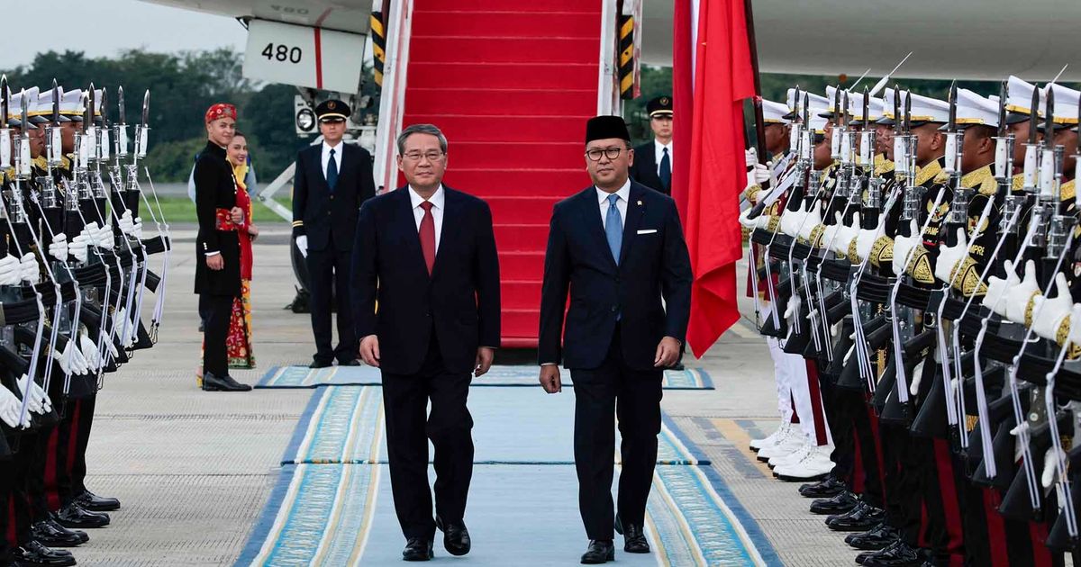 FOTO: Menteri Investasi Rosan Menyambut Kedatangan PM China Li Qiang