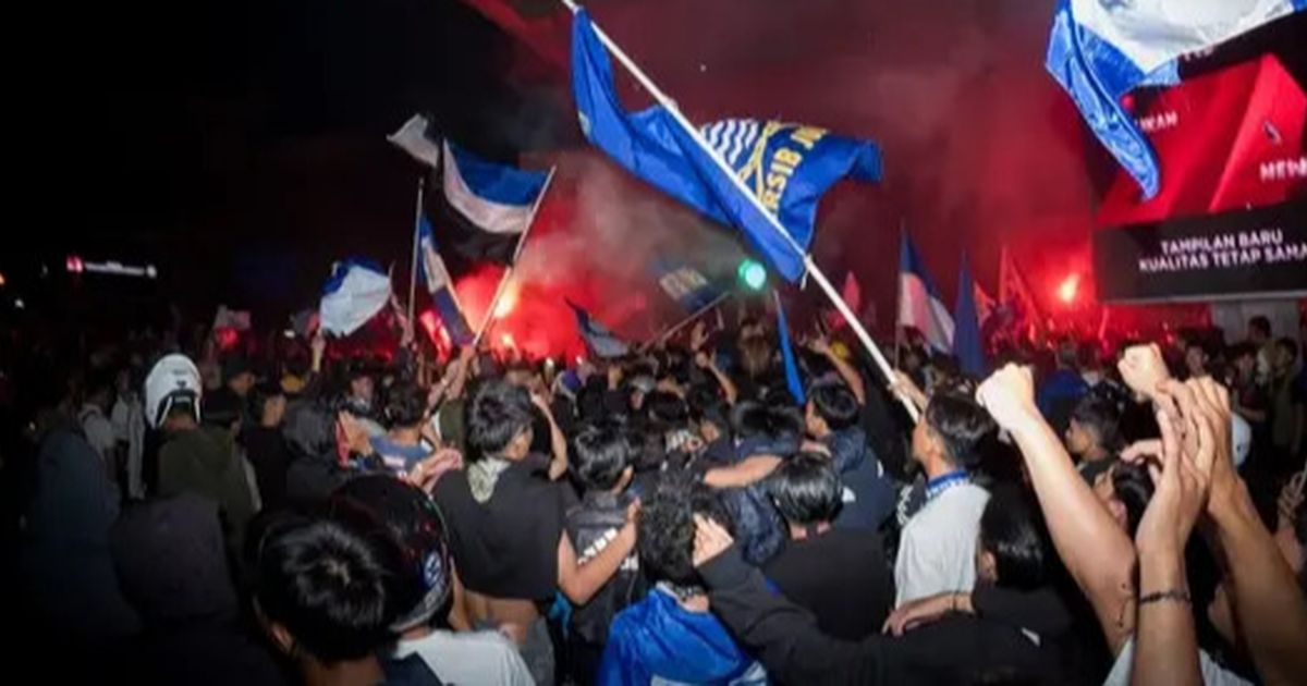 Laga Persib Vs Persis Solo Ricuh, Bobotoh Tak Bertiket Memaksa Masuk Stadion GBLA hingga Robohkan Pagar