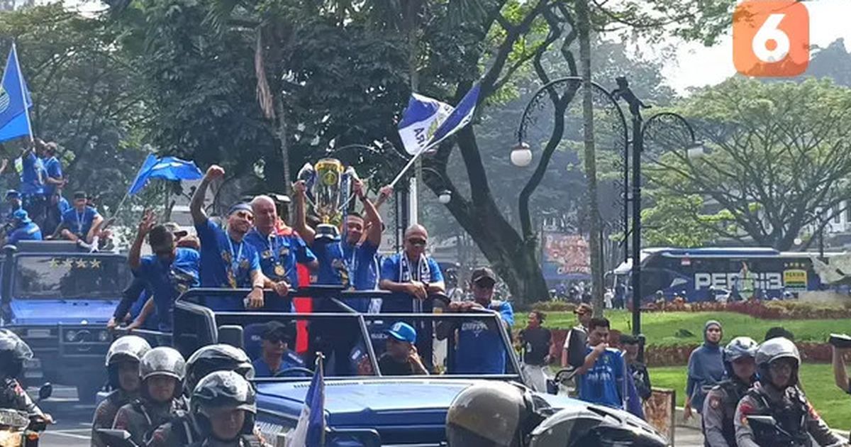 Di Gedung Sate, Persib Pamerkan Trofi Juara BRI Liga 1 di Hadapan Bobotoh