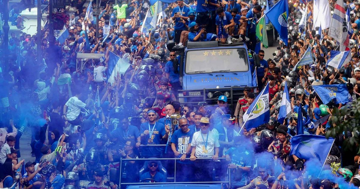 FOTO: Ribuan Bobotoh Iringi Pawai Persib Bandung