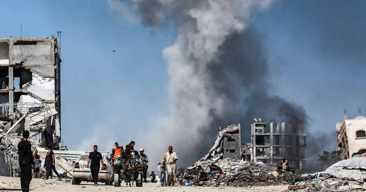 FOTO: Serangan Udara Israel Terus Berlangsung, Warga Mengungsi ke Arah Pantai Kota Gaza