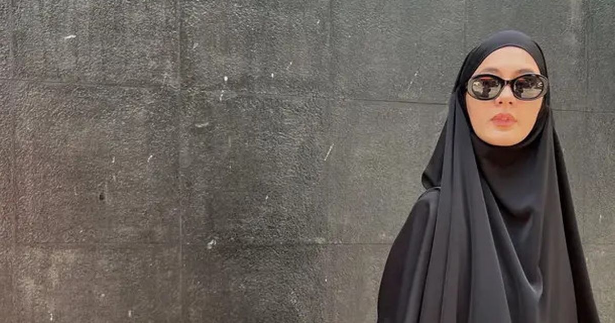 Potret Cantik Menawan Paula Verhoeven Tampil dengan Gaya Syar'i, Pakai Abaya Hitam dan Sandal Hermes Sambil Tenteng Tas Mewah