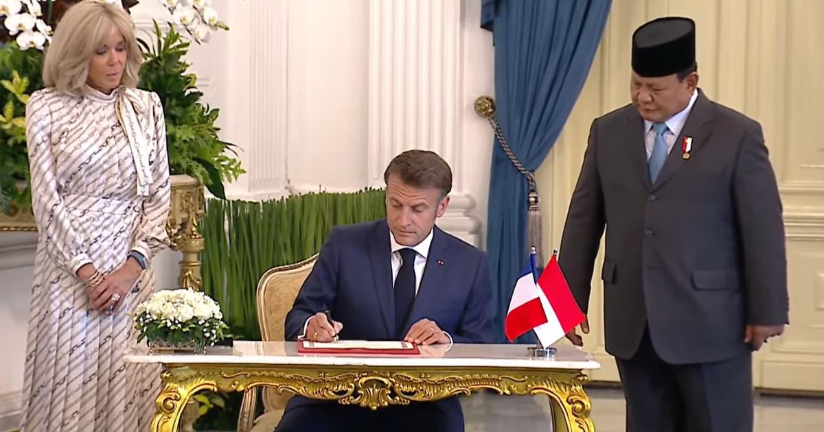 Momen Prabowo Kenalkan Didit ke Presiden Prancis Emmanuel Macron di Istana Merdeka