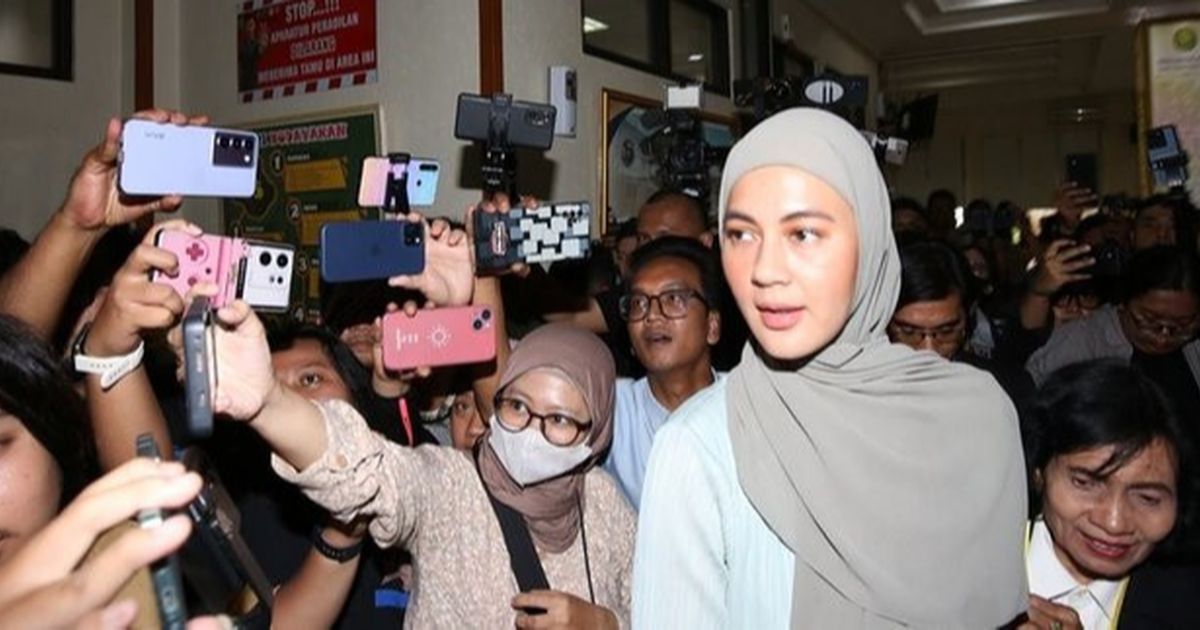 Paula Verhoeven Menangis Laporkan Dugaan KDRT dan Diskriminasi ke Komnas Perempuan