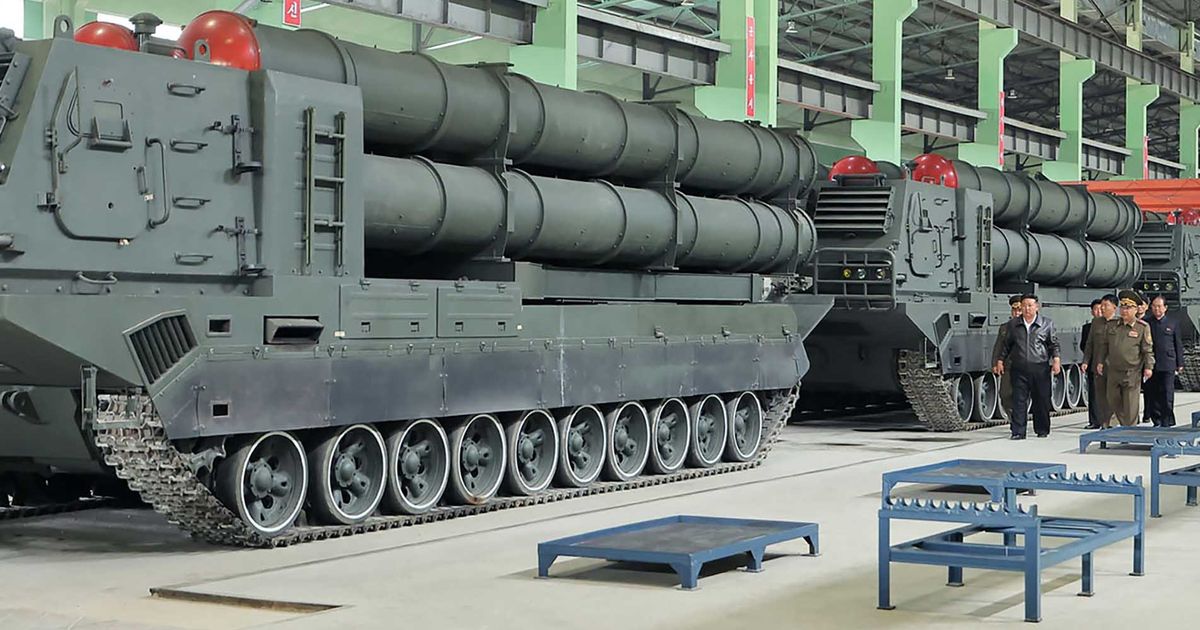 FOTO: Kunjungan Presiden Korut Kim Jong Un ke Pabrik Tank yang “Dirahahasiakan”