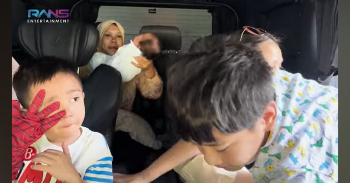 Potret Rafathar Cium Bayi Disorot, Nagita Slavina Kembali Adopsi Anak Setelah Baby Lily?