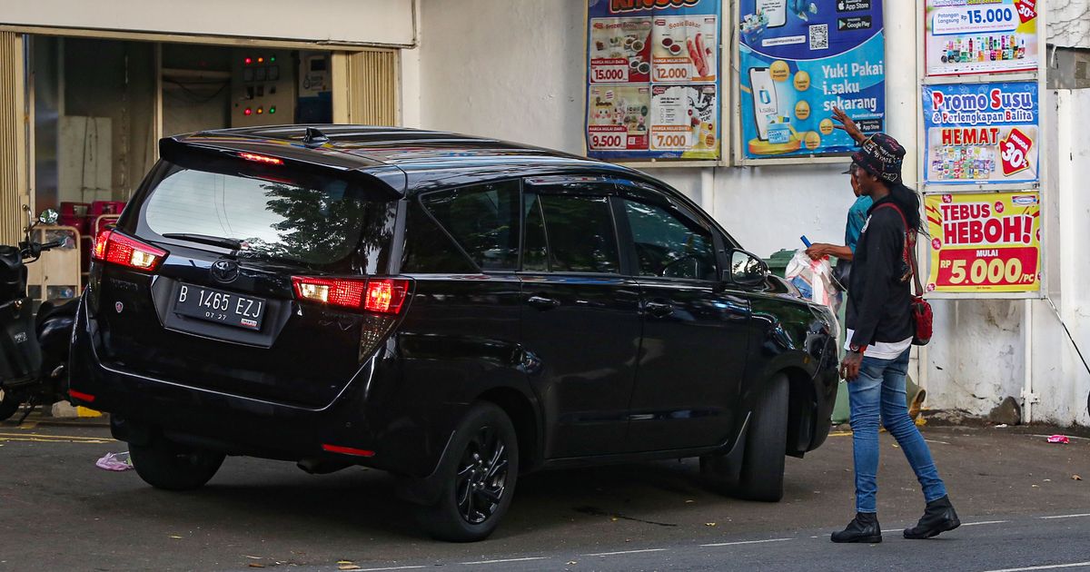 FOTO: Bikin Resah, Juru Parkir Liar Kembali Marak di Minimarket Jakarta