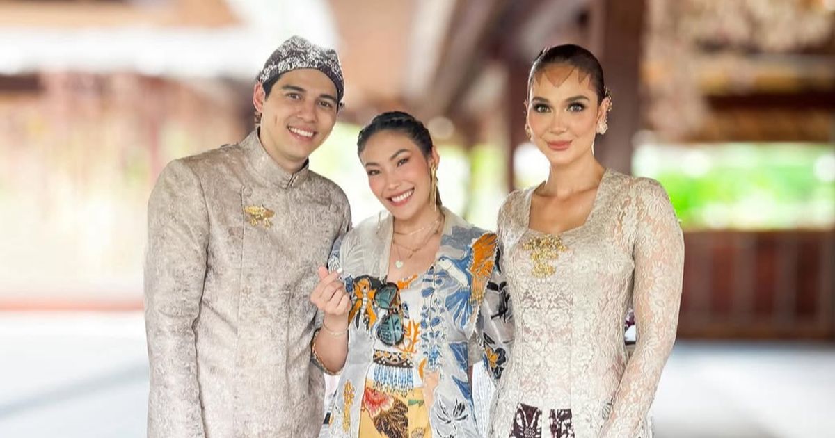 4 Potret Ayu Dewi Hadiri Sungkeman & Siraman Luna Maya, Penampilan Dinilai Lebih Heboh dari Calon Pengantin