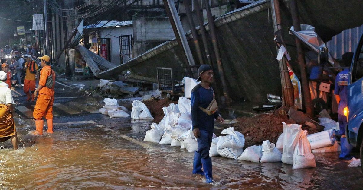 FOTO: Kondisi Tembok Beton Roboh usai Hujan Deras Guyur Jakarta