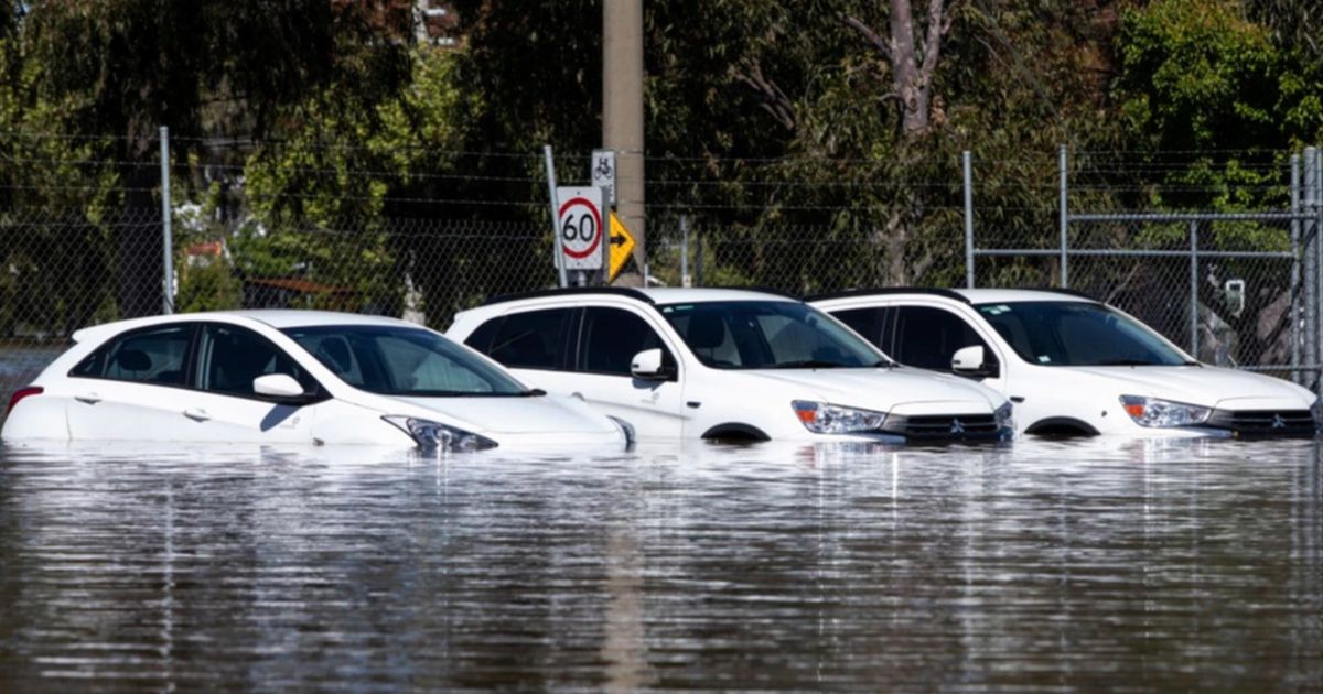 Ingin Membeli Mobil Second? Kenali Tanda-Tanda Mobil Yang Pernah Terendam Banjir!