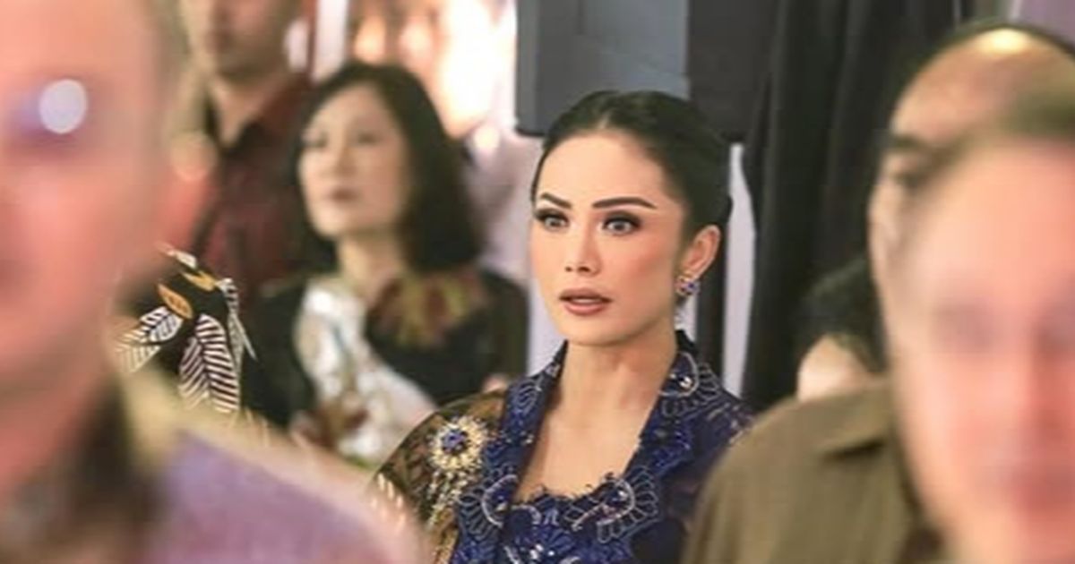 Dipuji Juara Cantiknya, Potret Kris Dayanti Berkebaya Biru Hadiri Pembukaan Pameran Foto di Museum Nasional Indonesia