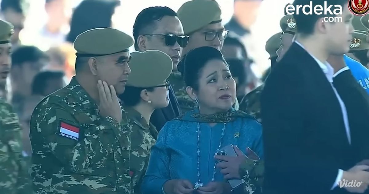 VIDEO: Gaya Anggun Titiek Soeharto Kebaya Biru & Gagahnya AHY Seragam TNI saat Upacara Gelar Pasukan