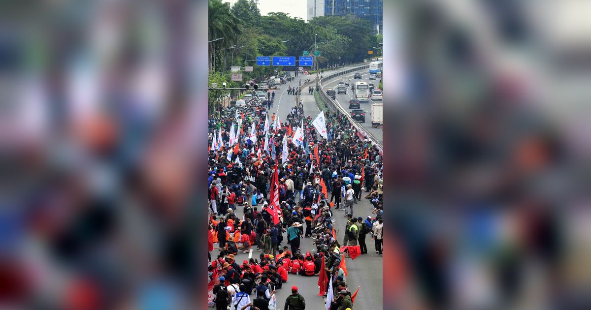 VIDEO: Penampakan Kondisi Terkini Demo Buruh di DPR, Mulai Penuhi Jalan Bawa Spanduk Raksasa