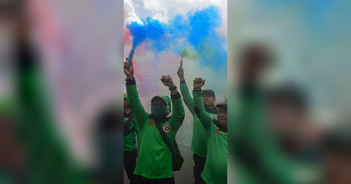 FOTO: Ratusan Buruh Geruduk DPR, Usung Enam Tuntutan Utama
