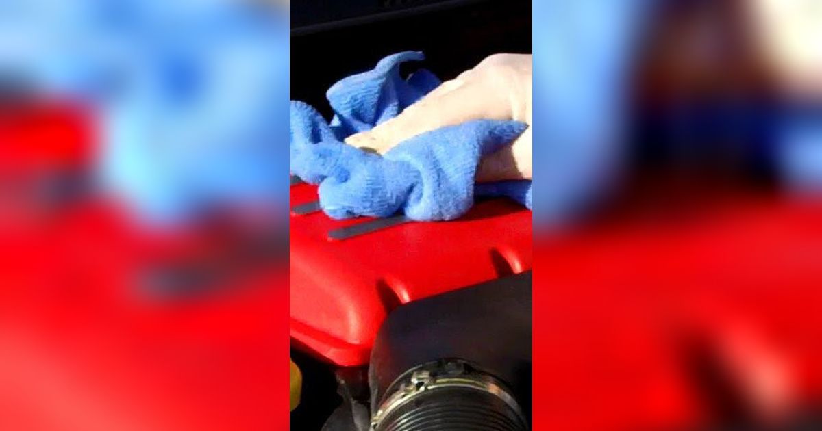 Mudah, Begini Cara Bersihkan Mesin Mobil Sendiri dengan Aman Tanpa Merusak Komponen Elektronik