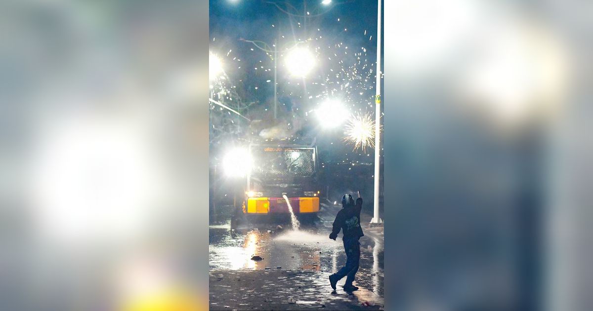 FOTO: Rusuh Pelajar dan Brimob di Pejompongan Hingga Malam Hari