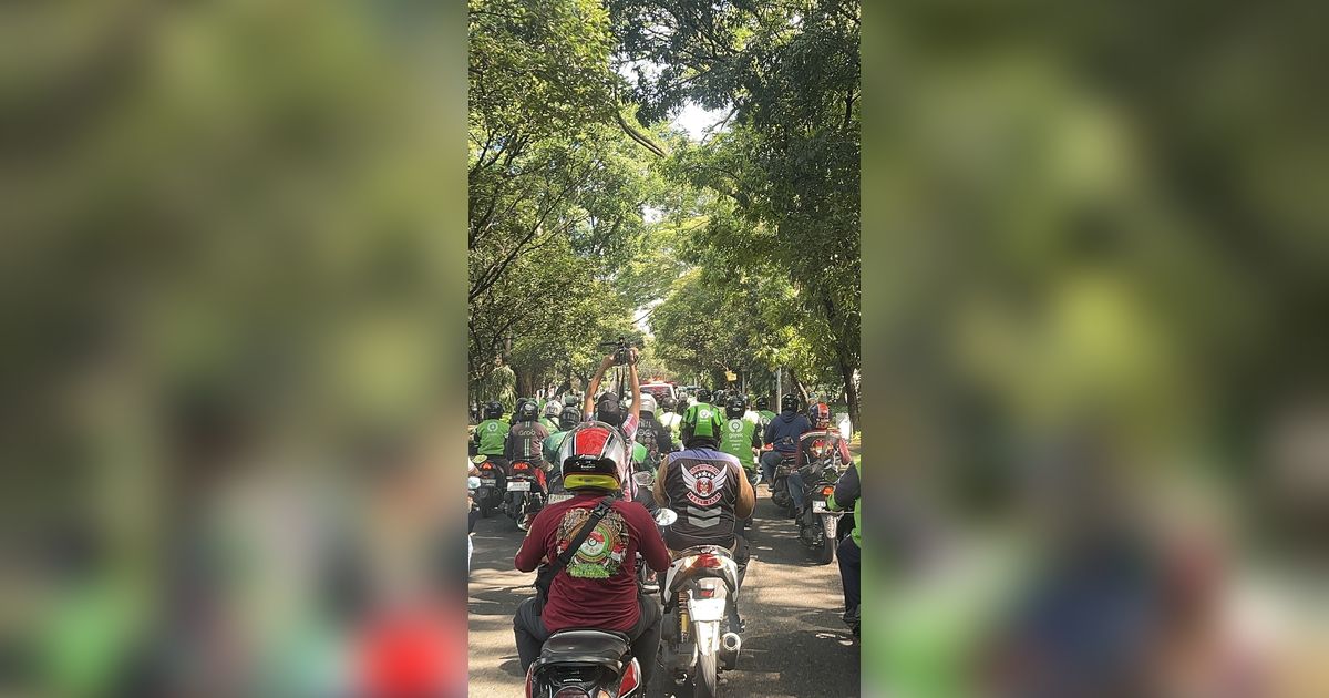 Lautan Ojol Iringi Jenazah Affan Kurniawan ke TPU Karet Bivak, Lalin Padat
