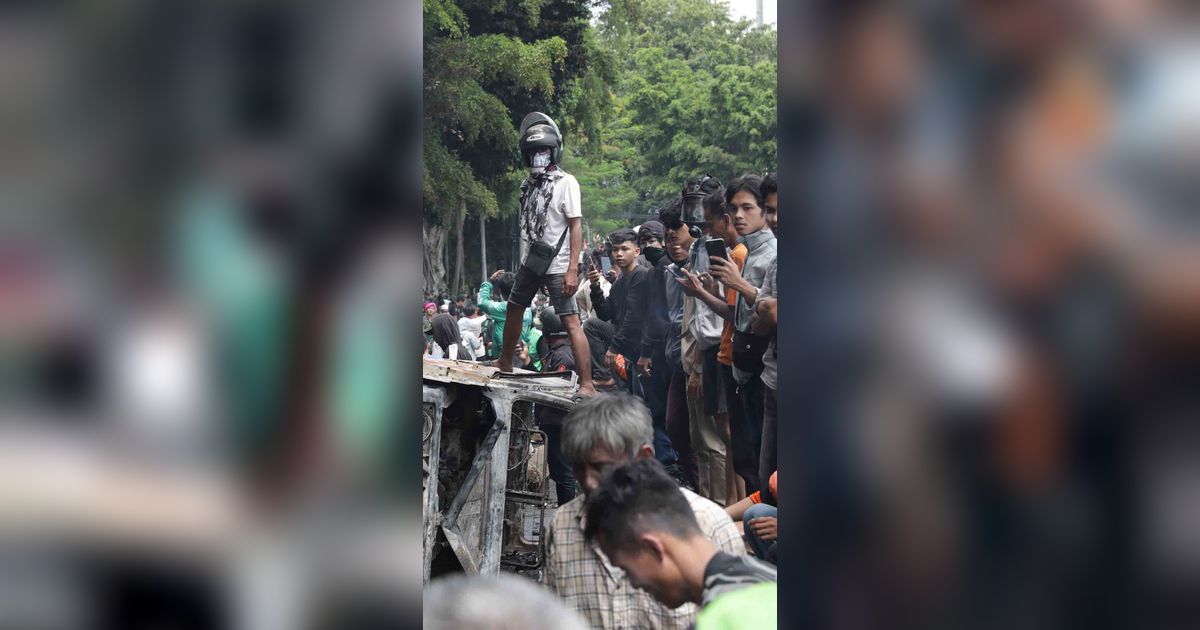 FOTO: Warga Ambil Bangkai Mobil Usai 10 Kendaraan Dibakar di Depan Mako Brimob Kwitang