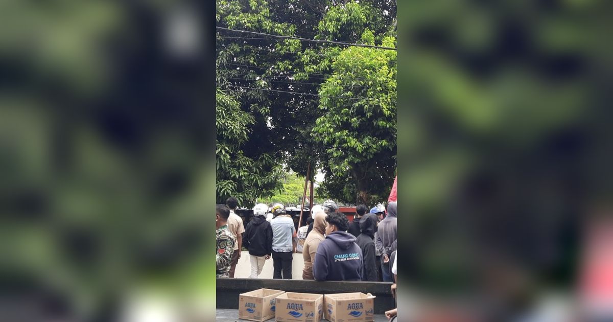 Aksi Massa Ojol Ricuh, Pagar Markas Brimob Solo Ambruk