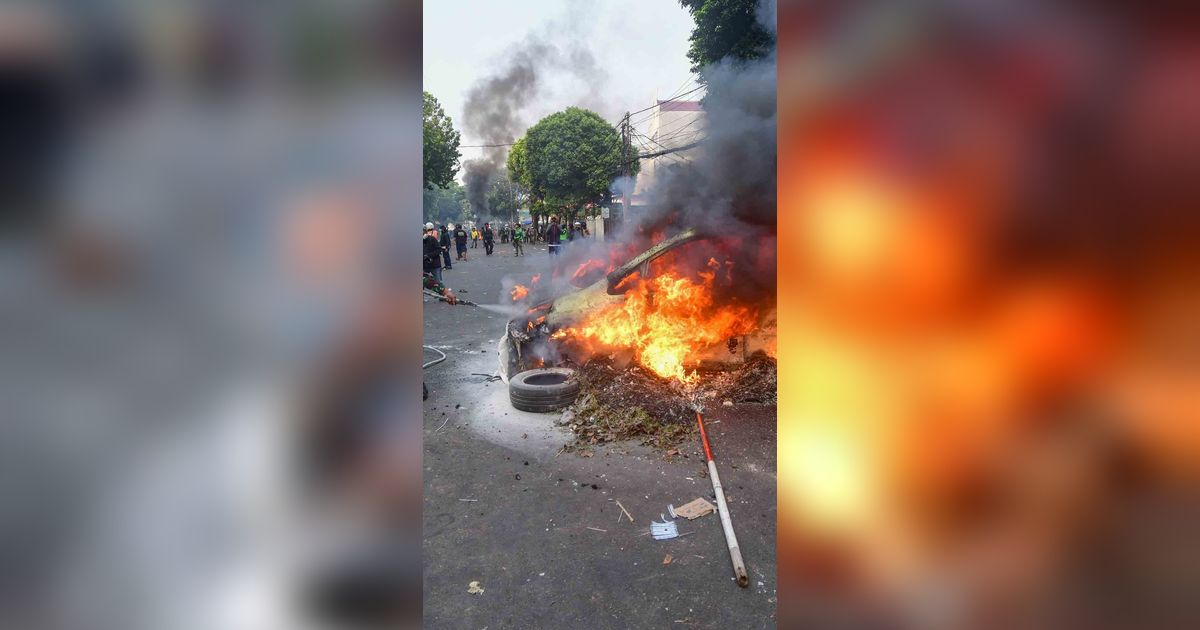 VIDEO: Panas! Momen Massa Pendemo Lempari Markas Brimob Usai Ojol Tewas Dilindas Polisi, Marinir "Maju Maju"