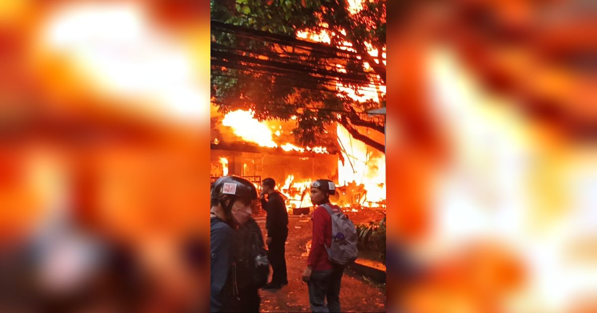 Demo Depan DPRD Jabar Tak Terkendali, Satu Rumah Terbakar di Jalan Cilamaya