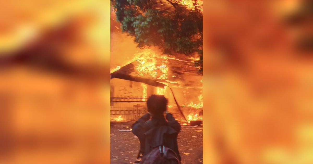 Demo Bandung Hari Ini Ricuh, 1 Rumah Aset MPR Dilempar Bom Molotov Hingga Terbakar