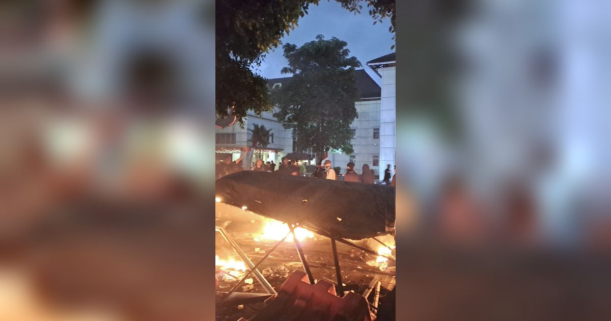Demo Ricuh di Yogyakarta, Mobil Sedan Dibakar