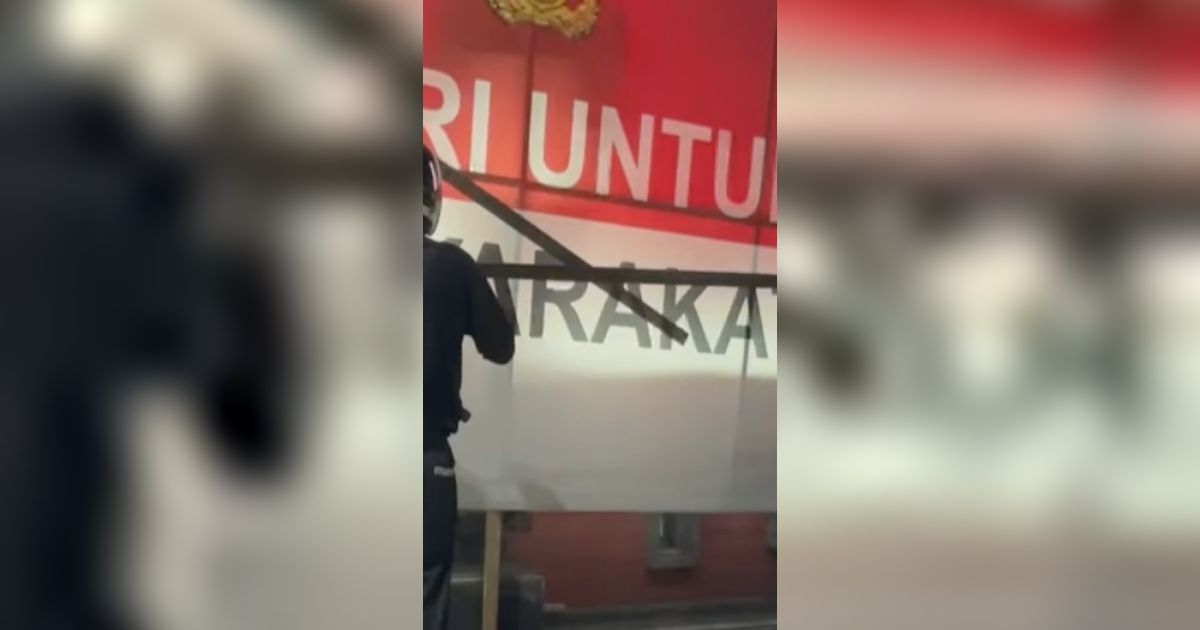 Viral, Sejumlah Spanduk 'Polri untuk Masyarakat' Dilakban Silang